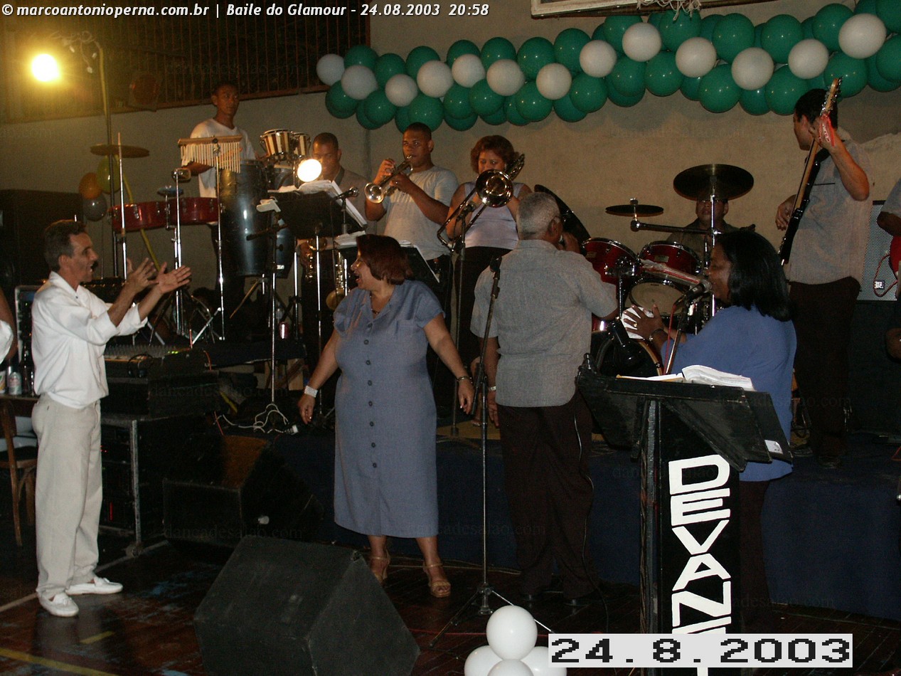 Baile do Glamour, 24/08/2003 no Graja Country Club, comemorando o aniversrio da empresria do conjunto Os Devaneios, com participao de vrias academias de dana e personalidades da dana de salo. Realizado mensalmente. O prximo no dia 21/09/2003 com a Banda Realce Rio em comemorao a chegada da primavera. Informaes: Monique pelo e-mail baile_do_glamour@hotmail.com